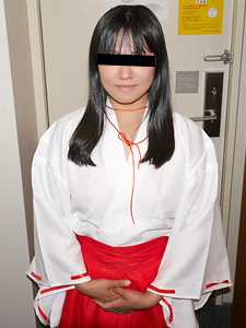 010720_01-10MU 当我打电话给一家熟食店时，她穿着一身女仆装来了。