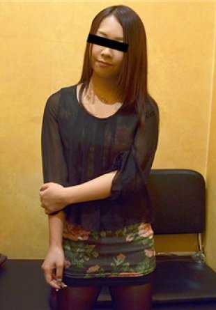 042220_01-10MU 042220_01 活跃的办公室女职员 Maki Kujo 在午休时间做起了熟食店的兼职工作。