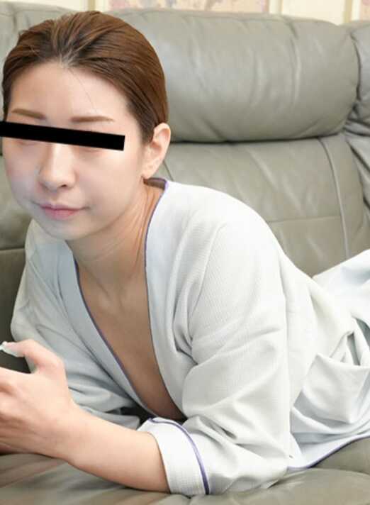 081124-01-10MU 天然妹子 081124_01 边玩手机游戏边口交 栗田佳子