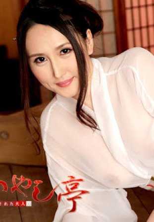 081718-731-CARIB 专为成熟成人设计的疗养馆--在浴缸里，水中漂浮着美丽的白色乳头。