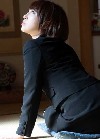 102621-001-CARIB 在丈夫的遗像前，未亡人双叶美绪意外地感受到了不讲理的义兄的诱惑