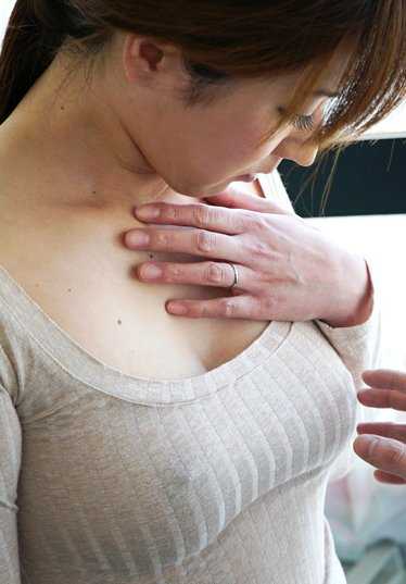 111919_208-PACO 妻子邀请年轻人和她一起不穿胸罩。