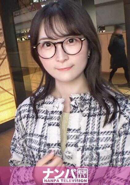 200GANA-3242 真的软派，初拍。2191 用草莓作为诱饵，勾引一个戴眼镜、白皮肤、看起来很认真的素人！外表与内心反差大，有不伦经验！裤子下面直到肛门都是茂密的阴毛！因为很认真，所以一要求就舔到肛门那里的顺从劲儿！最后把我的玩意儿射在脸上tw