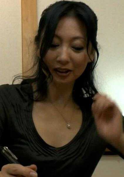 741M635-G04 叫了熟女风俗店的3P预订，但因人手不足而取消…1对1的熟女风俗爽到内射！阿姨说在里面也没关系！？