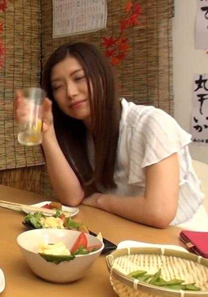 741P009-G08 我决定让一位错过末班车的高级女士住在我家……我想让她变成这样！ ？我全神贯注地吻着她，舔舐着她的全身…