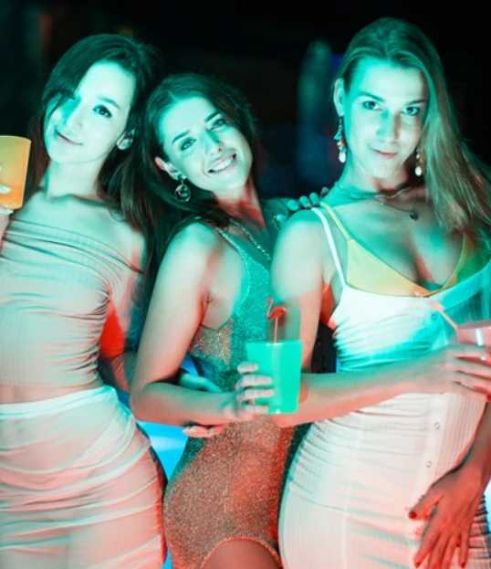 EU_US-DorcelClub_20_06_29_Sybil_Alexis_Crystal_And_Ellie 多塞尔俱乐部 西比尔 阿历克西斯 克里斯托 和 艾莉 女孩们 炎热的夏夜