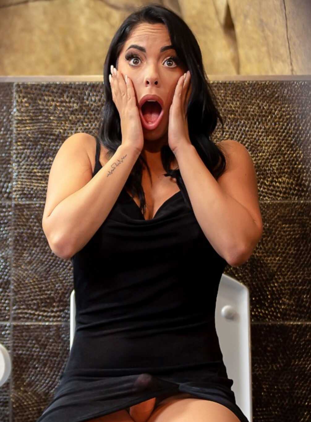 EU_US-LatinaMILF_2024_Megan_Fiore_And_Sara_Blonde_Futanari_Pisser 拉丁妈妈和莎拉金发雌雄同体小便者