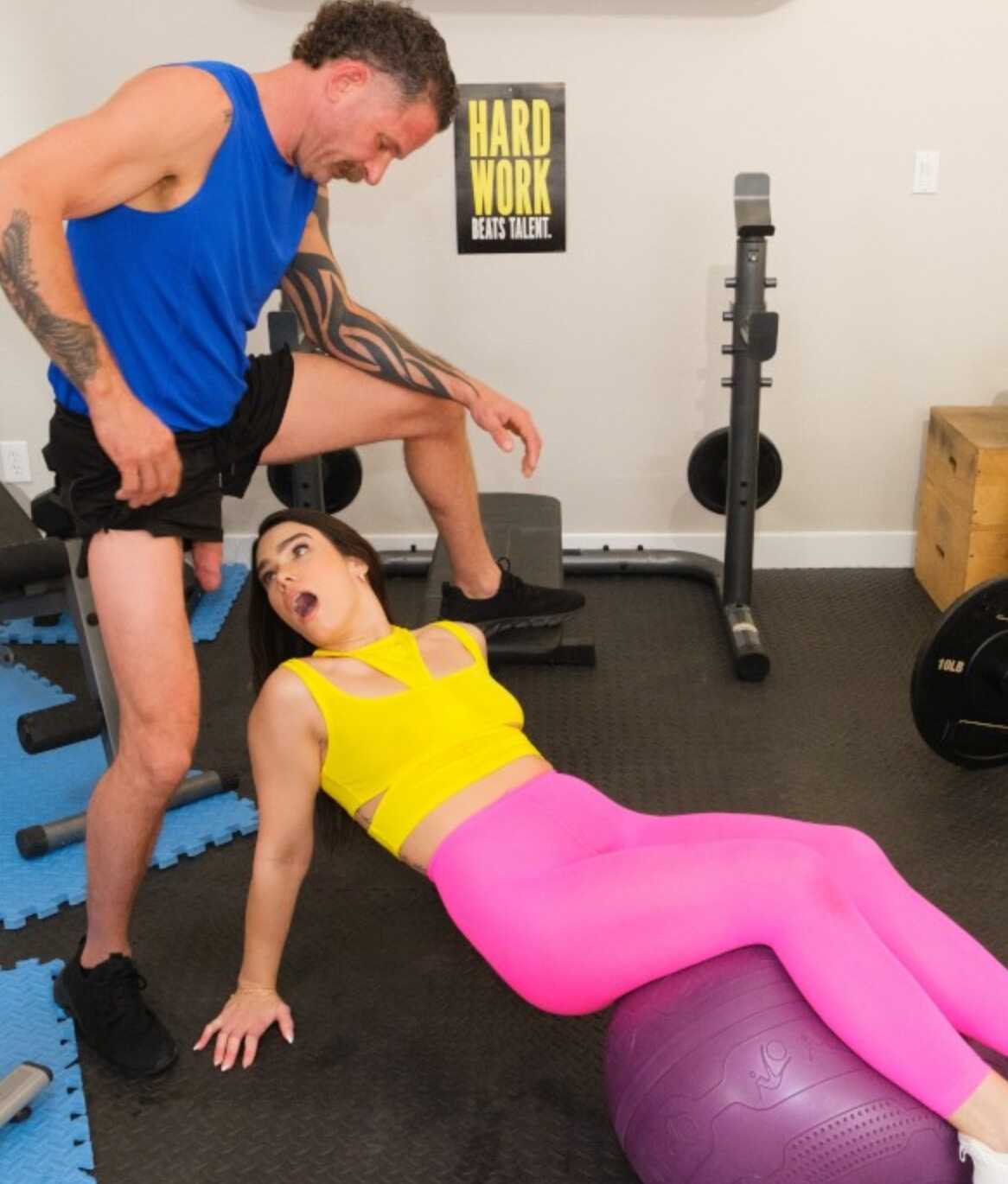 EU_US-RKPrime_25_03_25_Ivy_Ireland_Gym_Routine_Turns_Raunchy RKPrime Ivy Ireland 的健身房日常变得下流