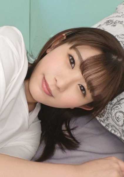 SIRO-4107 [第一次拍摄] [她偷偷地离开了人世......][床单上的潮渍] 一个19岁的女孩，脸红耳赤，真真切切地感受到了这一点。笑容可爱、健谈的女孩...... [业余申请，首次 AV 拍摄 131