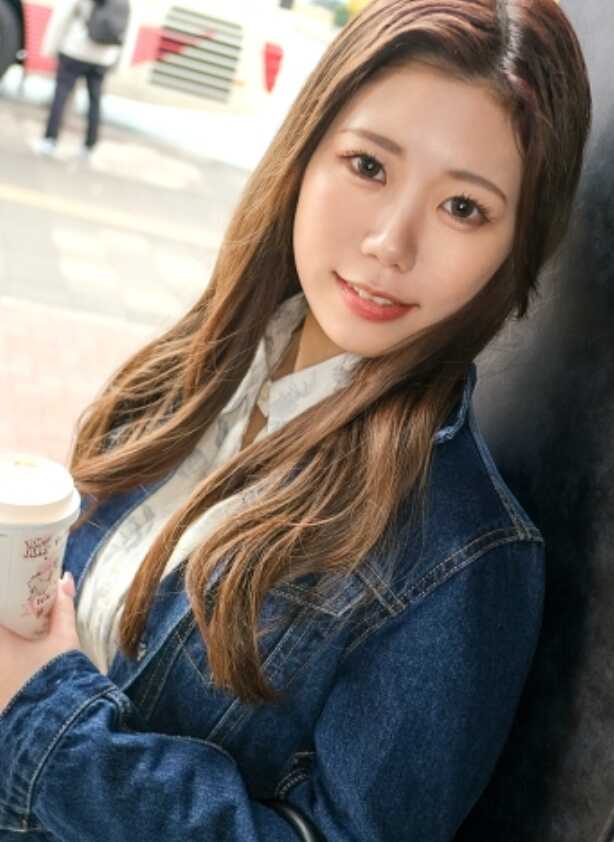 SIRO-5320 【隐藏巨乳棒棒哒！！】为什么要隐藏，G罩杯！这样的，指●莉●似的女偶像般的美少女来了！“最近，变得喜欢性爱了。。。是因为遇到了又硬又大的鸡巴吧。。(笑)从那以后，一直想着色色的事情(照)”开始觉醒性欲的她，虽然紧张但一旦开始色情，就会积极地提供服务，是个服务型色女。一边被大叔的巨根深深插入，一边多次高潮的样子让人欲罢不能！！ 在骑乘位上一边展示摇晃的胸部一边持续扭动腰部多次持续高潮的地方是最爽的点！！ 【初次拍摄】网上AV应募→AV体验拍摄 2210