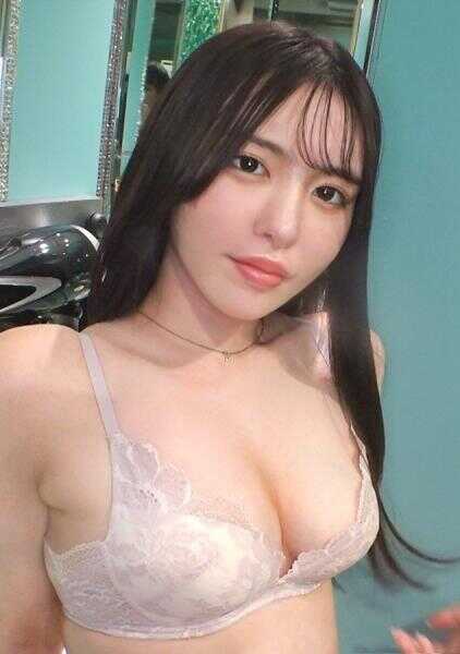 SIRO-5566 散发妖艳与性感的美丽女钢琴家【玲酱 23岁】 让大叔们着迷的压倒性丰满身材。男人被迷得像钉子般固定，甚至把钉子都敲得乱七八糟，摩擦一番后化作只用来手淫泄欲的肉棒。 【初拍摄】网络AV应募→AV体验拍摄 2461