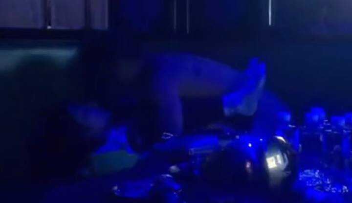 操到服务生频繁送水果，都想要在旁边当观众