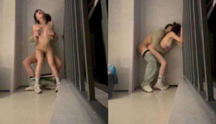 把女友当母狗对待，在公厕操到她喷出潮水