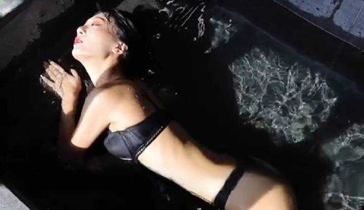 美丽姐姐的性感写真，等等即将与她做爱配种