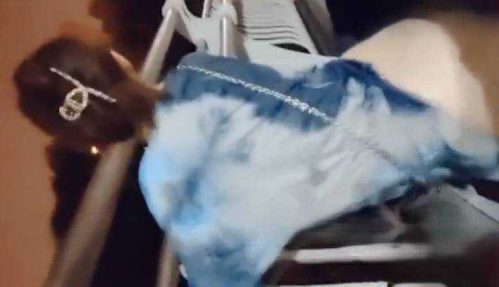 下夜班路上遇上人妻少妇，在路边直接抓来后入强上