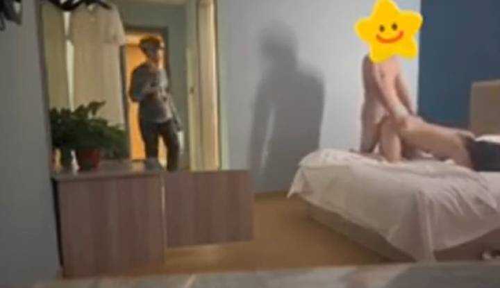 做爱到忘我，请外送员自己开门进来