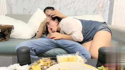 短发胖妹被操多次还操尿湿了床单，晃着美乳好淫荡～