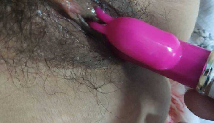 淫荡骚穴插著插著就会流出淫水