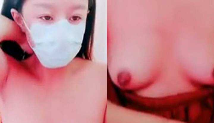 女学生第一次害羞地露奶自拍