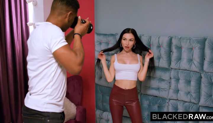 饥渴辣妹与陌生人勾搭～假装讨教摄影技巧其实是上床技巧