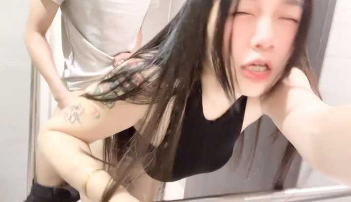 台湾超真实搭讪路人到公厕野战！