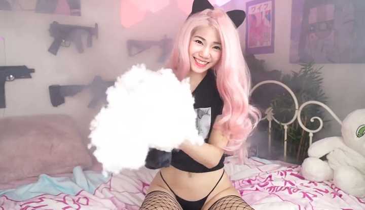 亚洲演艺圈淫梦再现～美女直播主的诱惑