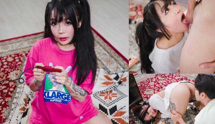 潮吹 口爆吞精！樱花妹跟哥哥在家玩游戏机，哥哥看着浑圆的屁屁忍不住舔上去，樱花妹被哥哥玩弄身体疯狂高潮！