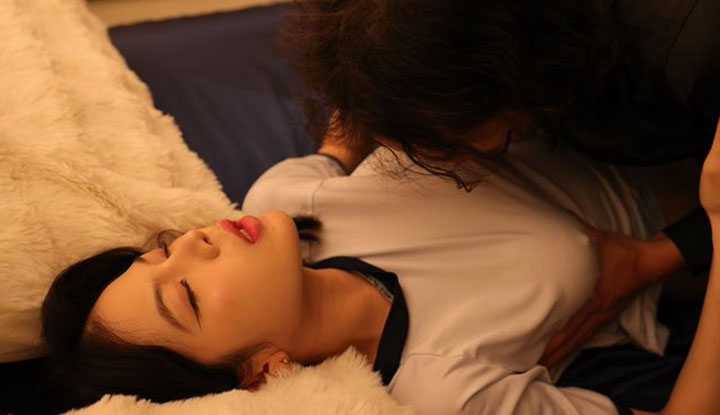 18y体操服美少女Mia被大屌干到流水，塞满嘴巴跟小穴最后被颜射