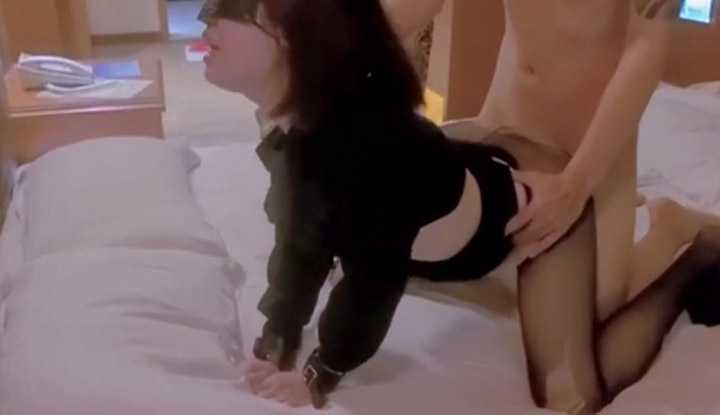 把黑丝妹操成小母狗的形状