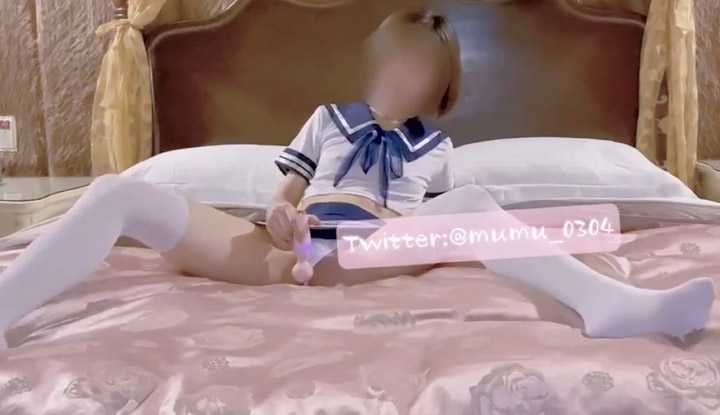 淫荡学生妹两腿开开自慰