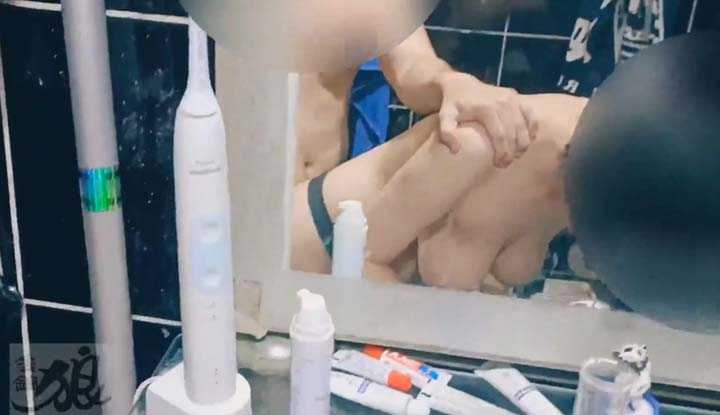 浴室里大操大奶妹～晃的头都晕了