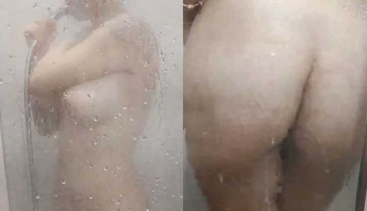 洗澎澎的快乐时光，贴在玻璃上显现淫荡身躯～