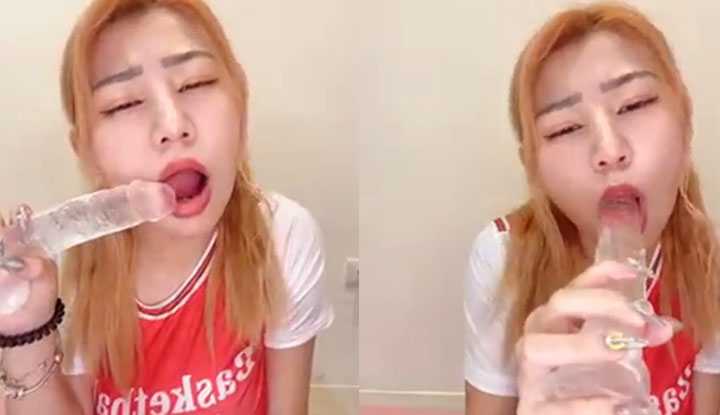 从未公开过的吸吮教学，拿出水晶棒棒来让大家理解如何吹舔～