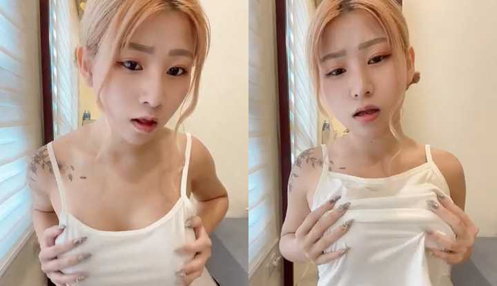 隔着衣服狂揉自己的奶子发骚