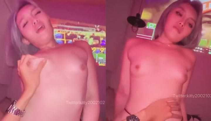 努力骑坐前后抽插～肉穴一直喷水出来啦