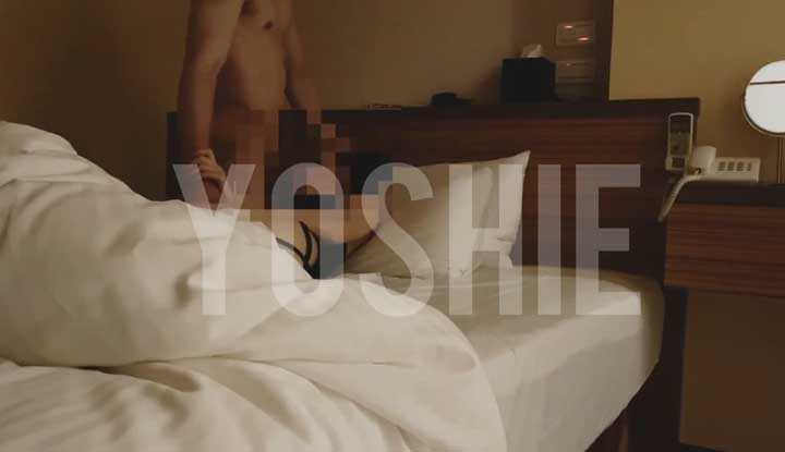 操完了一炮！炮友还没满足只好用手指继续服务