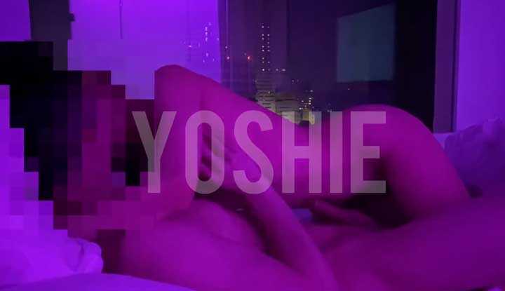 妹子很会挑逗！一上床就舔遍全身让鸡鸡硬梆梆的