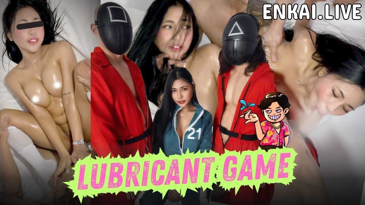 致敬经典鱿鱼游戏，2男操1女身体油亮亮，喷射在脸上