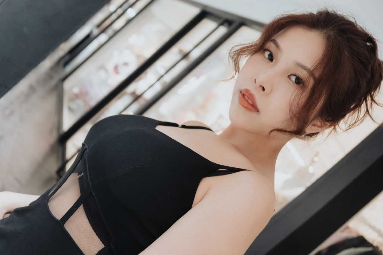 女子图鉴-25岁酒店女公关刚下班就被搭讪，坚挺的阴茎在她的雪嫩巨乳之间也按耐不住快速的刺激而爆烈射精 (AN9-029)