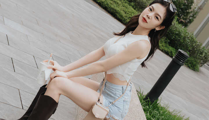 有着明星脸的交换学生Mia，脱衣露出完美又性感的好身材