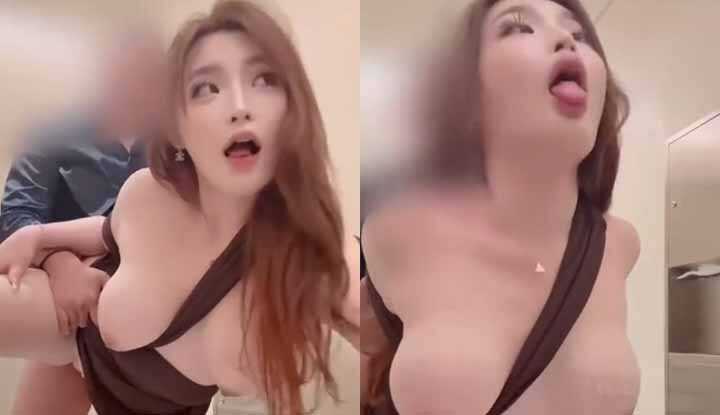 在商场厕所大干一场，于是就成为了带著精液逛街的肉便器