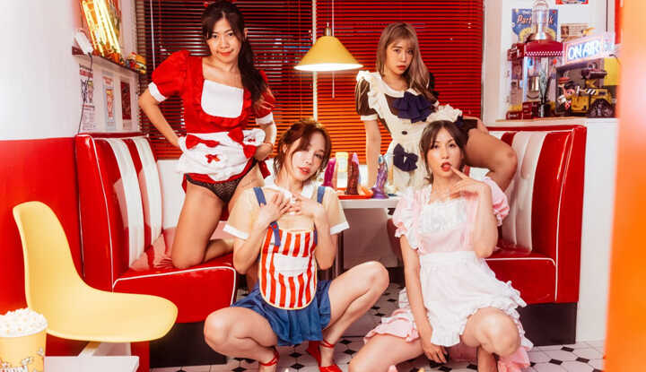 Alice Wong-四个女服务生调戏一个男客人色色 FansOne video leaked