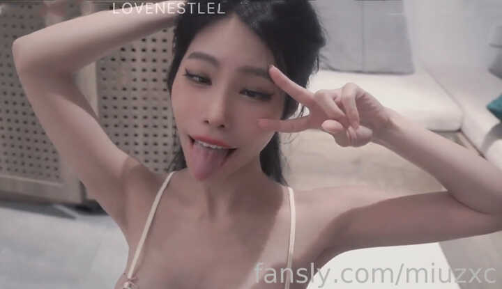 淫荡的 Miuzxc 想成为性爱娃娃，特写性爱和口交
