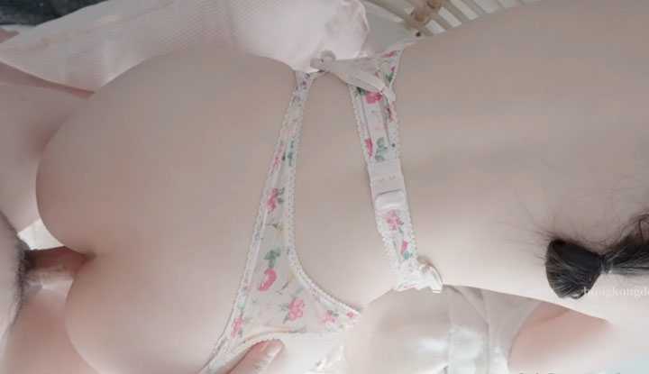 又白又嫩的小屁股操起来真是爽，好想要每天都有的干喔～