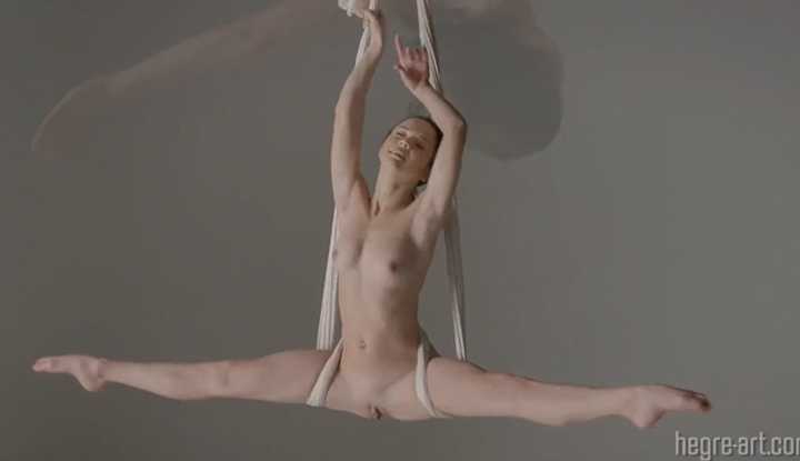 裸体空中瑜珈之美