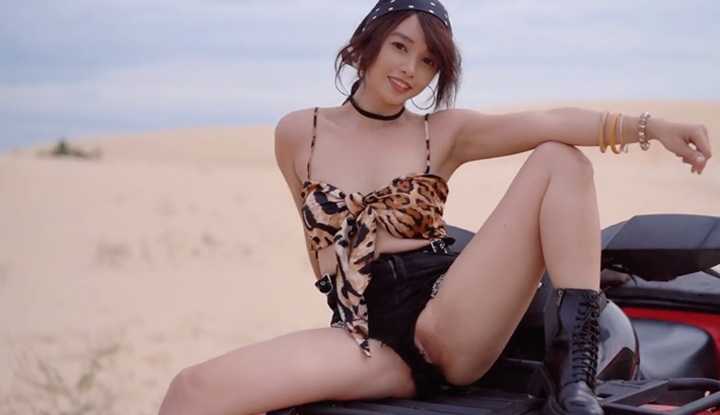 喜欢户外的JasmineJ开着越野车到沙滩上露美乳美穴