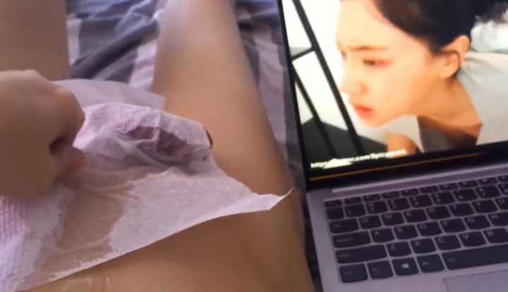 看着刘玥的影片自慰