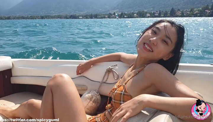 一起来海边度假，在清澈海水里嬉戏