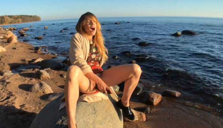 把小穴的蜜汁撒向大海，也是一种回馈自然的方式