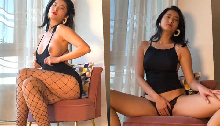 性感人妻换上网袜边抚摸身体，不断摆弄躯体想做出最妩媚的姿态～